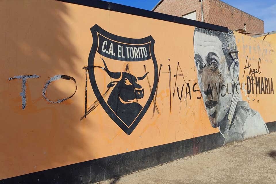 El mural vandalizado en el club infatil donde jugó Di María. 2) Brazo izquierdo de Angelito con un tatuaje claro.