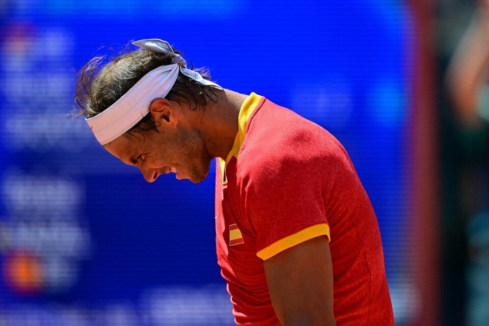 Nadal logra quebrar a Djokovic en Paris 2024: llega a un 0-4 en el segundo set, en la cancha Philippe-Chatrier del estadio Roland-Garros. (Fuente: AFP)