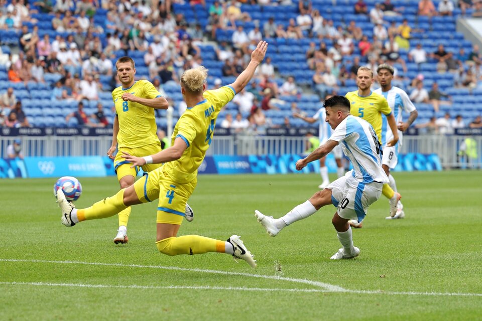 Almada saca el derechazo del 1-0 que le dio tranquilidad a la Argentina. (Fuente: Prensa Selección)