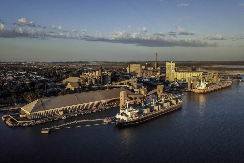 El puerto de Bahia Blanca todavía espera que la decisión que dejaron trascender desde YPF pueda revertirse. 