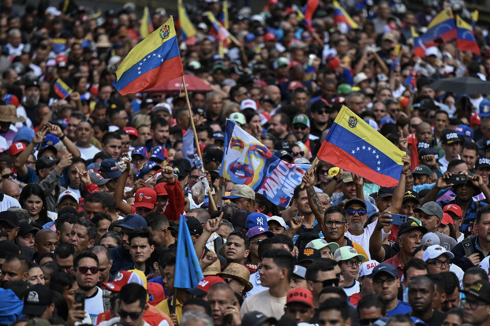 Simpatizantes de Maduro expresan su apoyo frente al Palacio Miraflores. Foto2: Apoyo opositor al candidato presidencial González Urrutia. (EFE) (Fuente: AFP)