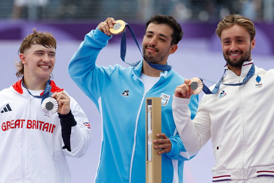 José "Maligno" Torres en lo más alto del podio con su medalla dorada.  (Fuente: AFP)