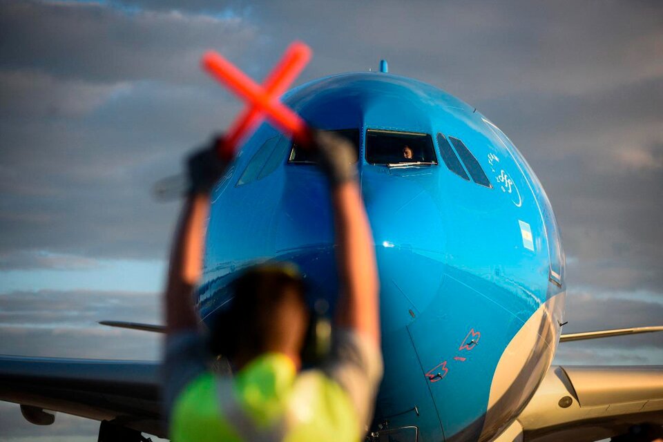 La medida de fuerza podría afectar la provisión de combustible en Aeroparque y Ezeiza