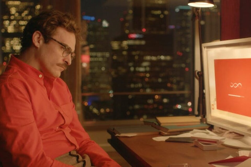 La película "Her", del 2013, imaginó un mundo donde Joaquin Phoenix se enamora de una IA. A ella (Scarlett Johansson) solo le conocemos la voz. Eventualmente se aburre de él y lo deja. 