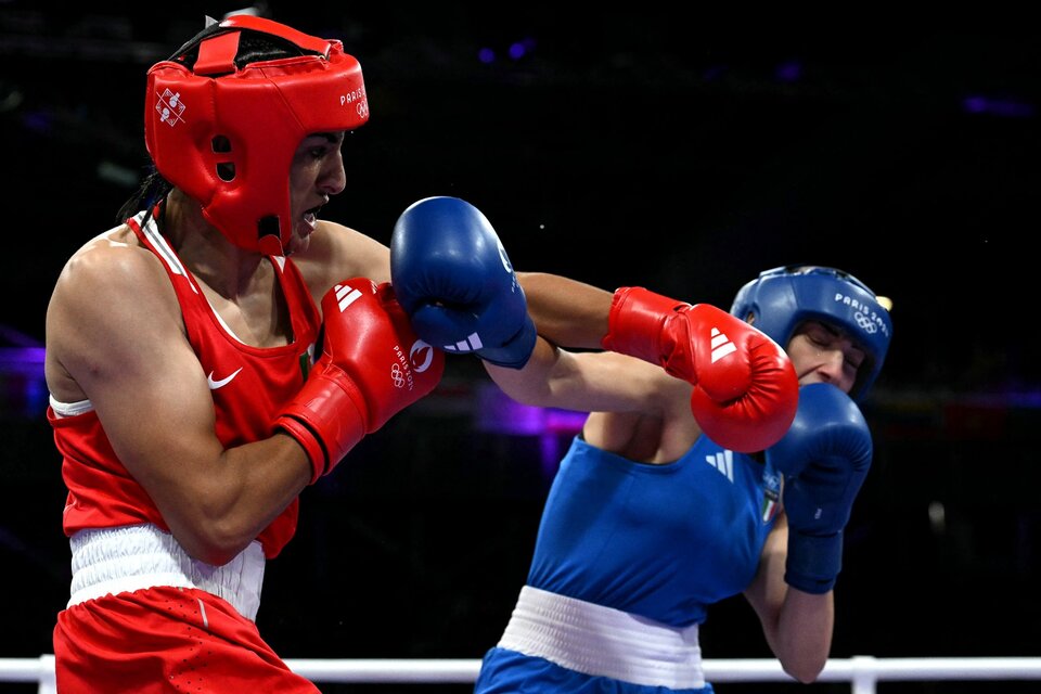 La argelina Khelif, de rojo, golpea a la italiana Carini, de azul. (Fuente: AFP)