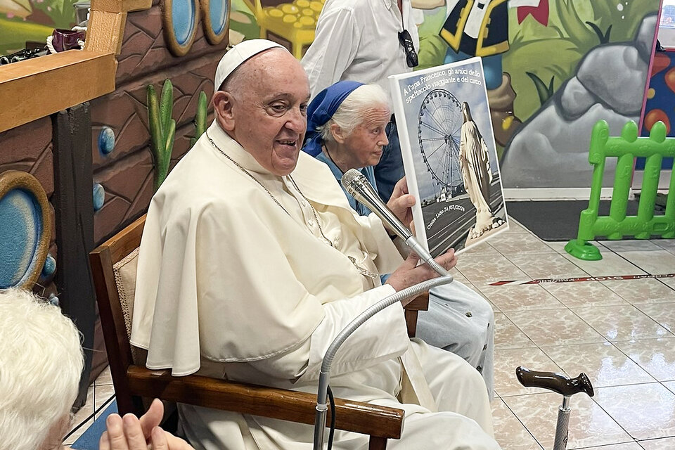 El Papa Francisco visitó a la sobrina de una de las monjas francesas desaparecidas (Fuente: Vatican Media)