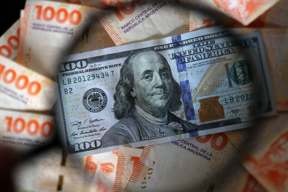 El dólar blue que venía de marcar 5 bajas consecutiva rebotó este jueves para cerrar en 1380 pesos, con una suba de 10 pesos. (Fuente: Carolina Camps)