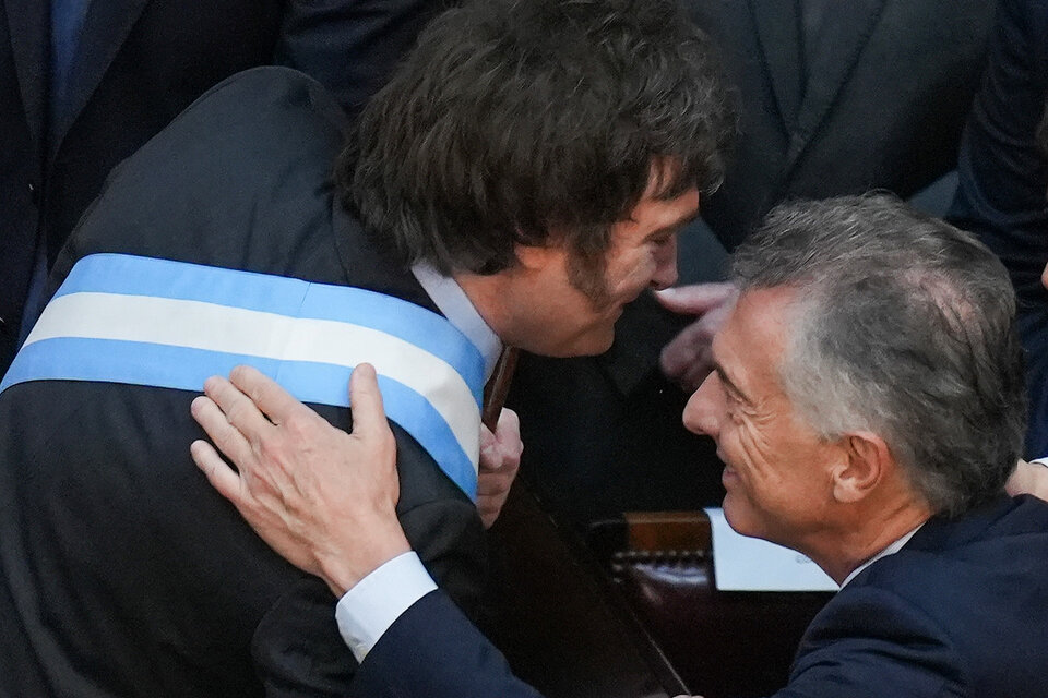 El abrazo entre el Javier Milei y Mauricio Macri durante la asunción presidencial. 