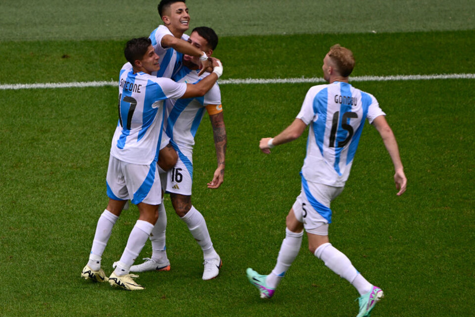 Almada festeja su gol ante Ucrania junto a Simeone, Goundou y Otamendi.  (Fuente: AFP)