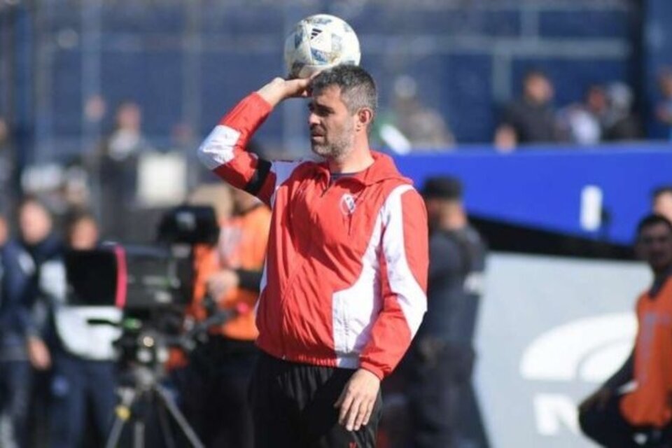 Julio Vaccari, DT del Rojo que todavía no consiguió ganar.