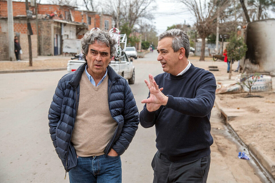 Fajardo recorrió junto a Javkin las obras de urbanización en barrio Banana.  (Fuente: Prensa Municipalidad)