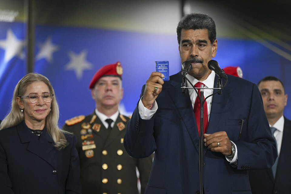 Nicolás Maduro sostiene una copia de la Constitución venezolana (Fuente: AFP)