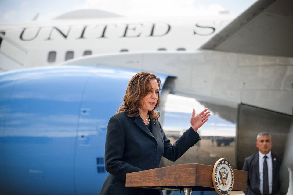 Conferencia de prensa de Harris en el aeropuerto de Houston. (Fuente: AFP)