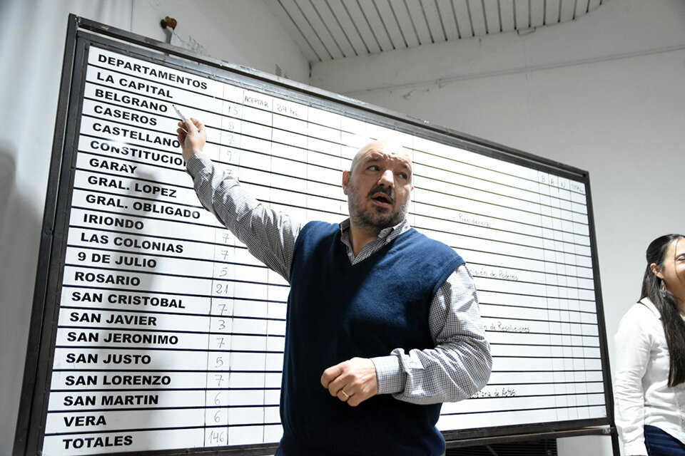 Alonso durante el recuento de los votos de cada departamento.  (Fuente: Prensa Amsafe)
