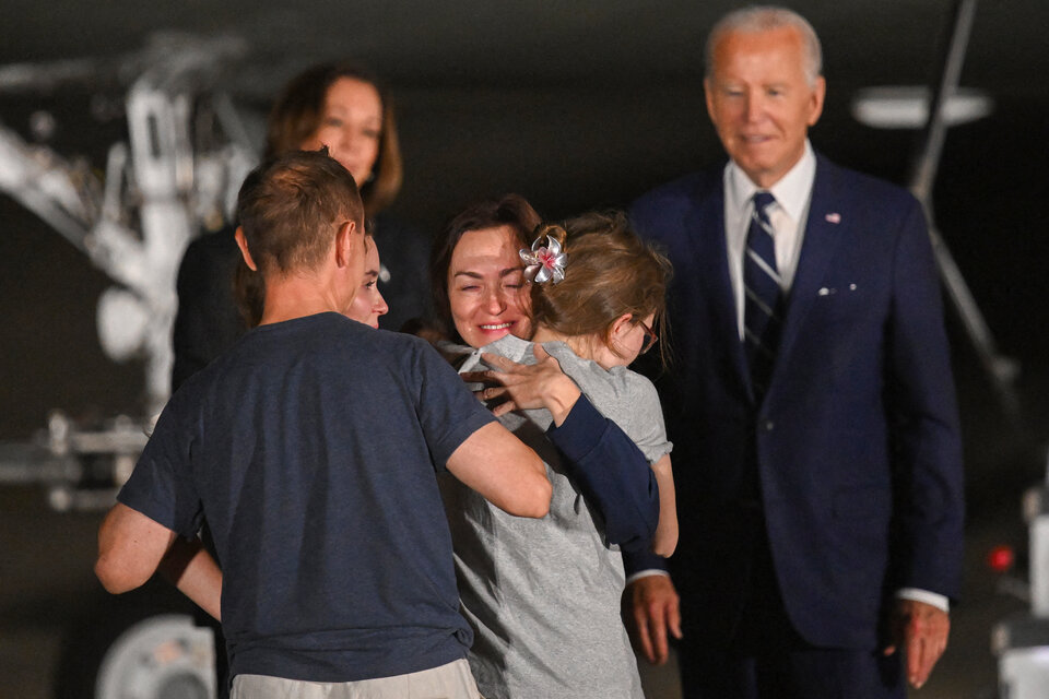  Alsu Kurmasheva abaza a su familia bajo la mirada de Harris y Biden (Fuente: AFP)