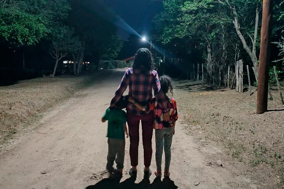 La madre y sus dos hijos en una foto familiar.