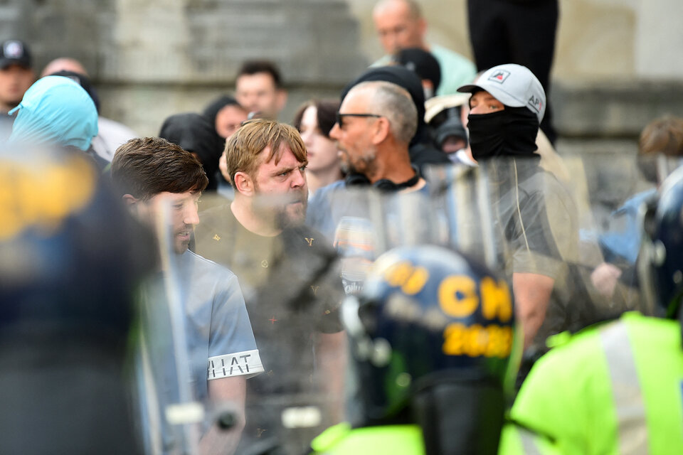 Manifestantes de ultraderecha enfrentan a la poicía en Liverpool. (Fuente: AFP)