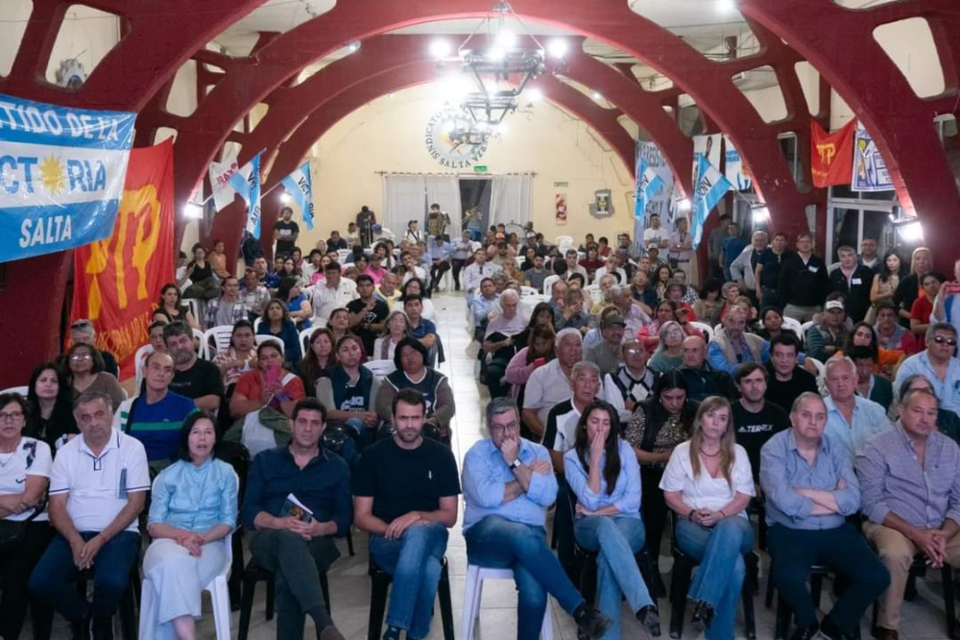 Diputados y legisladores, en primera fila escuchando las conclusiones del plenario. 