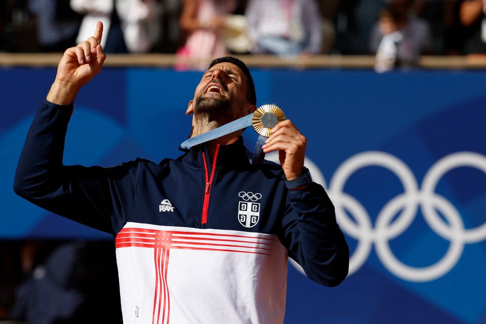Djokovic, con el tan ansiado oro en sus manos. (Fuente: EFE)