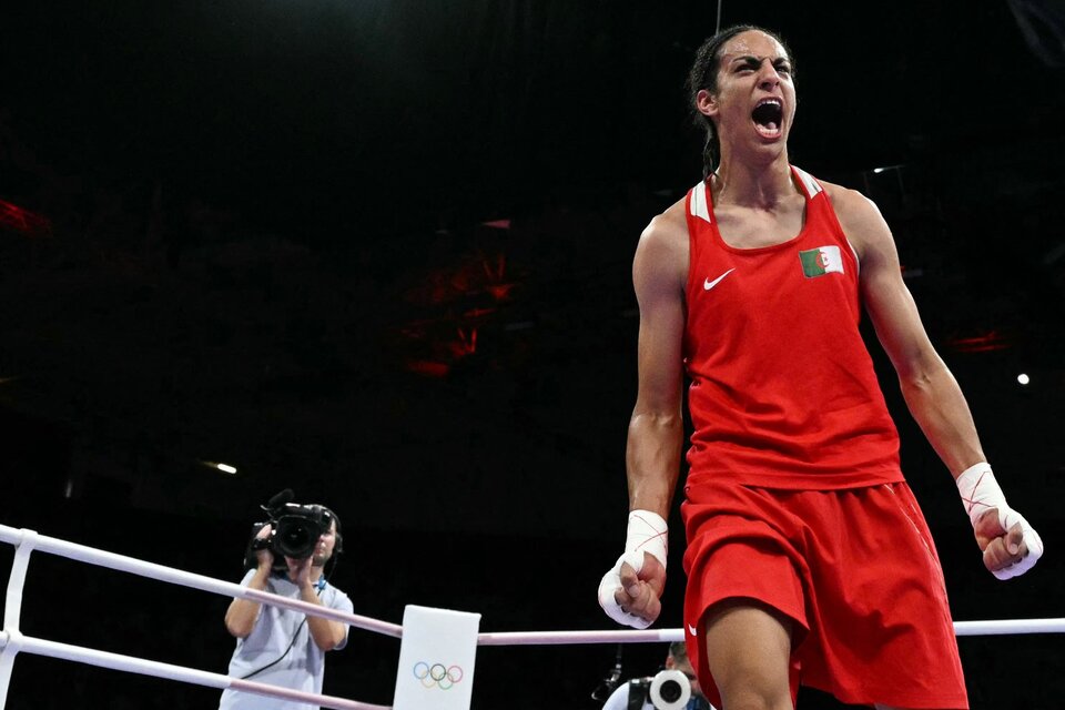 La boxeadora argelina Amine Khelif festeja una de sus victorias en París. (Fuente: AFP)