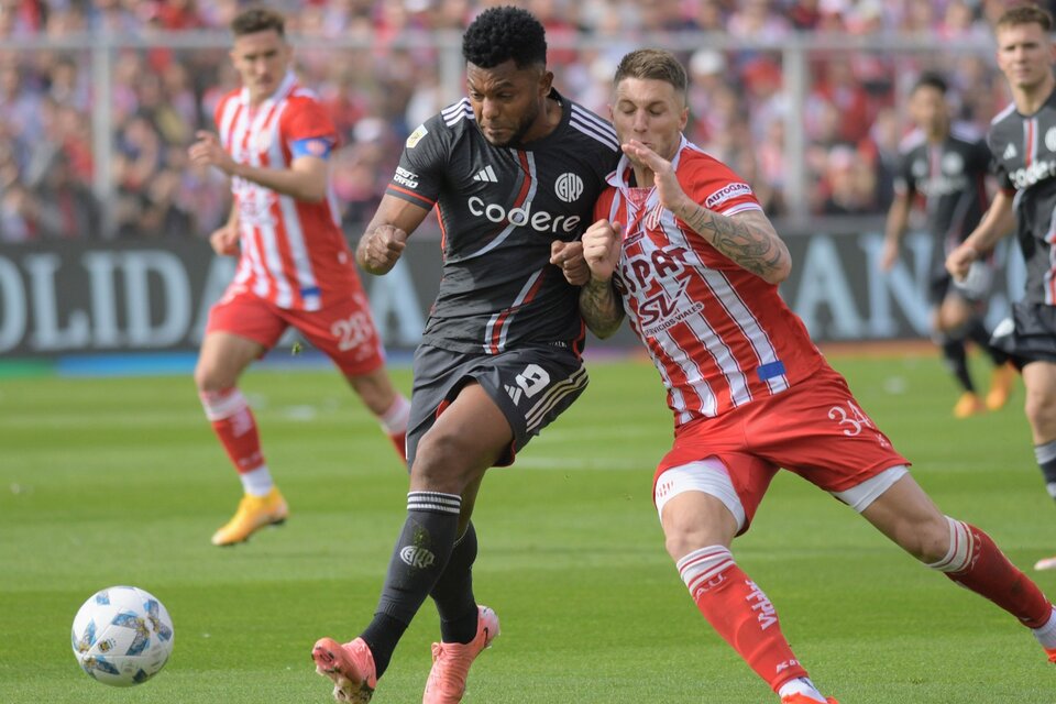 Borja disputa la pelota con Pardo en un partido parejo. (Fuente: Fotobaires)