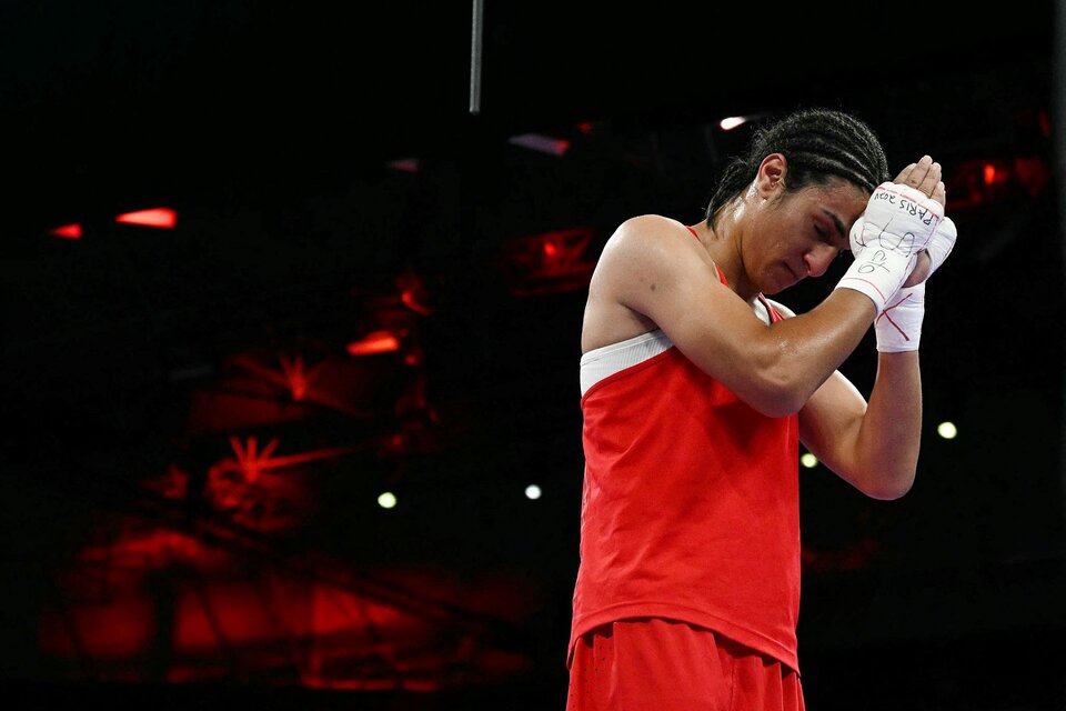 Imane Khelif tras vencer a Luca Anna Hamori y asegurarese una medalla. (Fuente: AFP)
