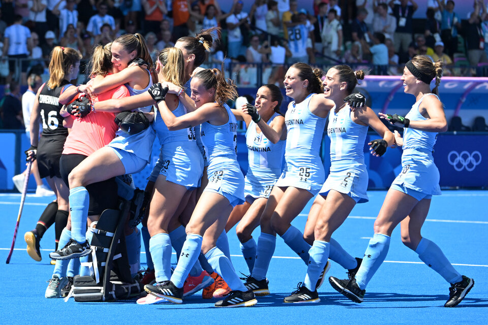 Las Leonas festejan su triunfo por penales vs Alemania.  (Fuente: AFP)