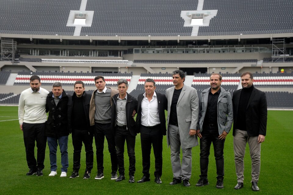 Marcelo Gallardo y su nutrido cuerpo técnico volvieron a pisar el césped del Monumental. (Fuente: Alejandro Leiva)