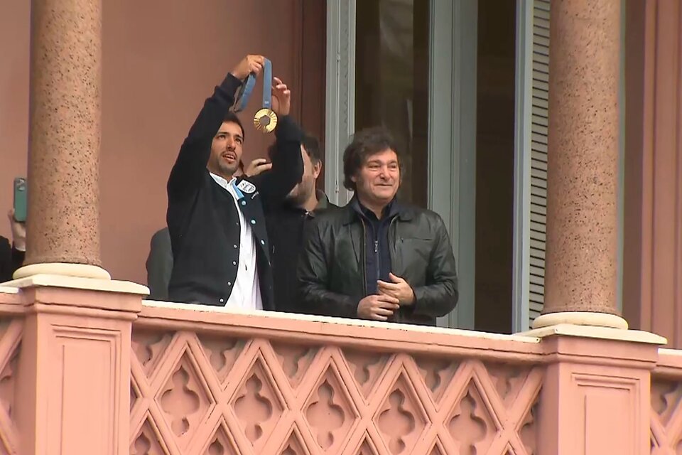El "Maligno" Torres exhibe la dorada junto a Milei en el balcón de la Rosada (Fuente: Captura de pantalla)