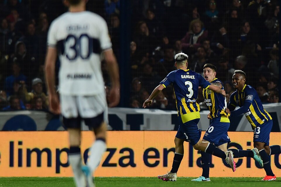 O'Connor celebra su gol con Sández y el colombiano Campaz (Fuente: Fotobaires)