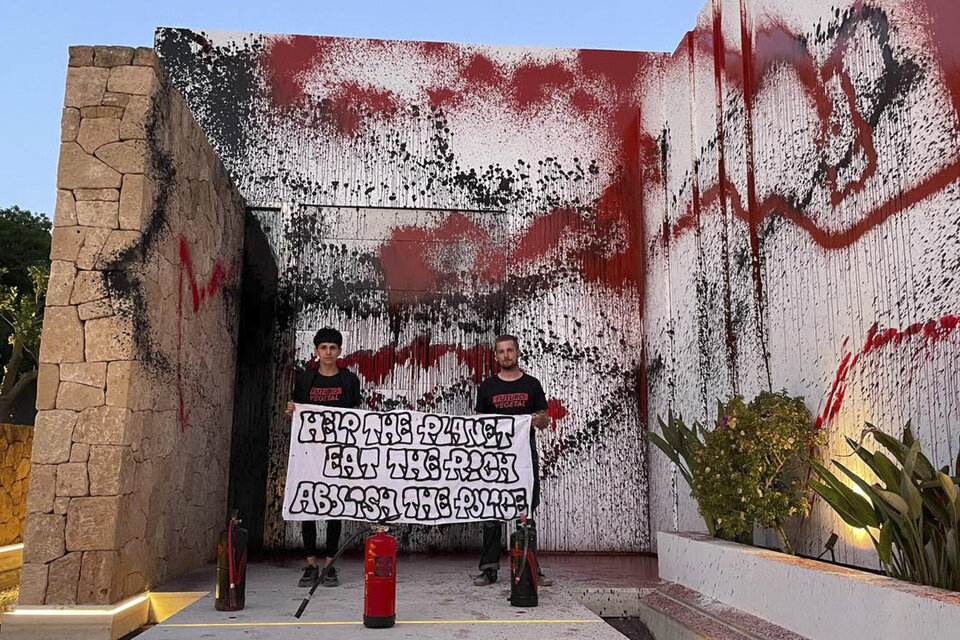 Activistas ambientales vanzalizaron la casa de Lionel Messi en Ibiza (Fuente: AFP)