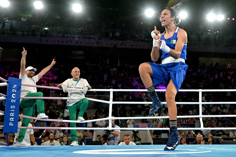 Imane Khelif se saca toda la bronca y festeja haberse asegurado una medalla. (Fuente: AFP)