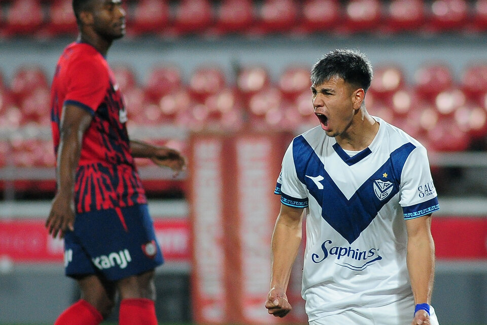 Cuello grita el primer gol velezano ante  la impotencia de Romaña (Fuente: Fotobaires)