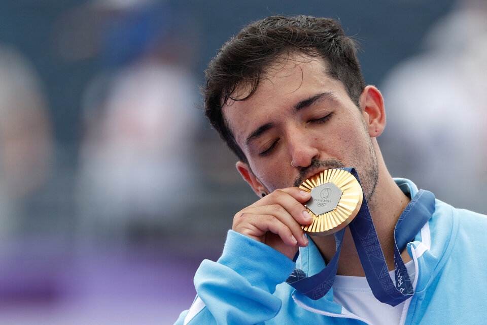 José "Maligno" Torres con su medalla de oro de BMX Freestyle. (Fuente: AFP)