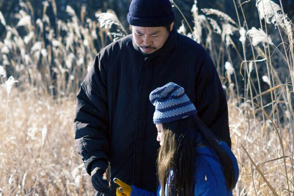 El leñador Takumi (Hitoshi Omika) y su pequeña hija Hana (Ryo Nishikawa) en "El mal no existe". 