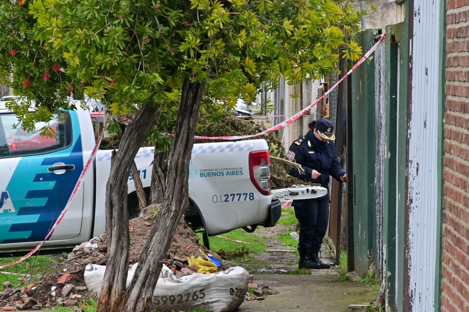 La policía busca al dueño de la casa donde fue hallado el cuerpo de la mujer.