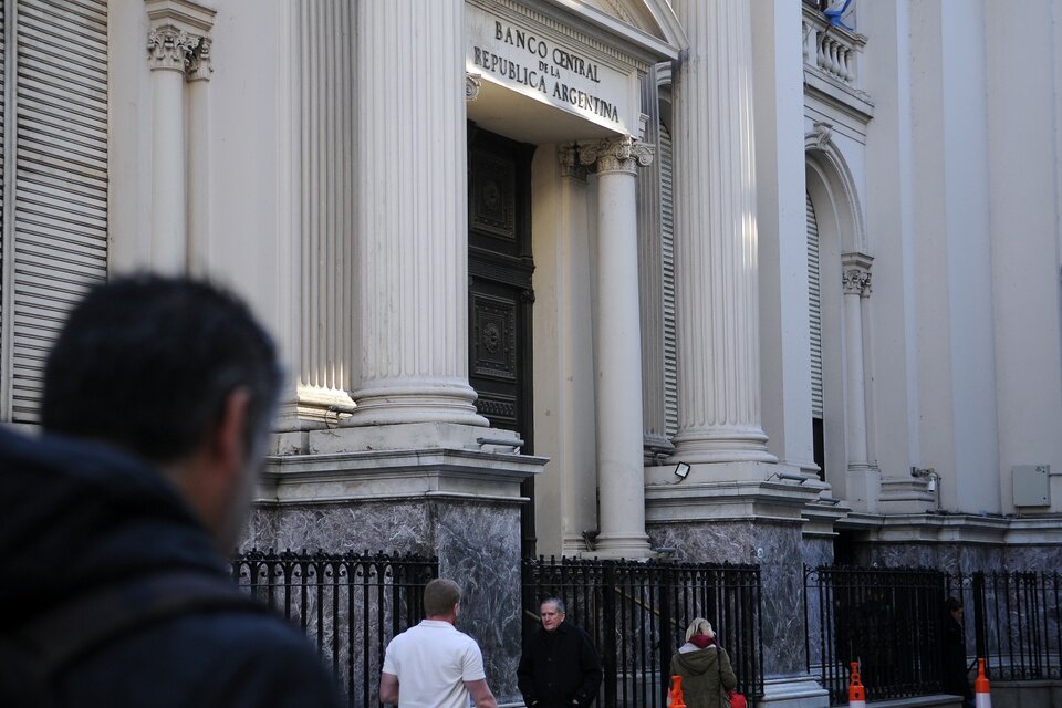 Los detalles del salvavidas que le pide Caputo al Santander