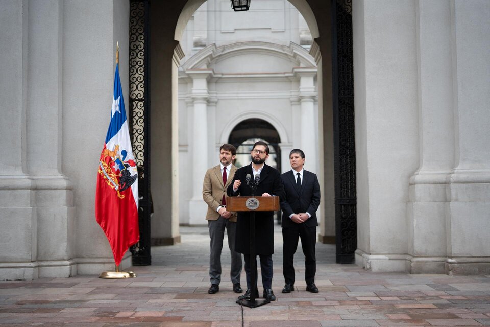 El presidente Gabriel Boric junto al ministro de Energía, Diego Pardow, y el subsecretario del Interior, Manuel Monsalve. (Fuente: EFE)