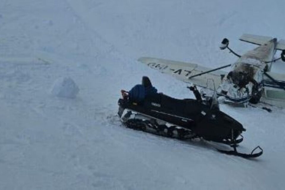 Una avioneta con cuatro pasajeros se estrelló en una pista de esquí del cerro Chapelco: hay dos heridos (Imagen: X @flysicardi)