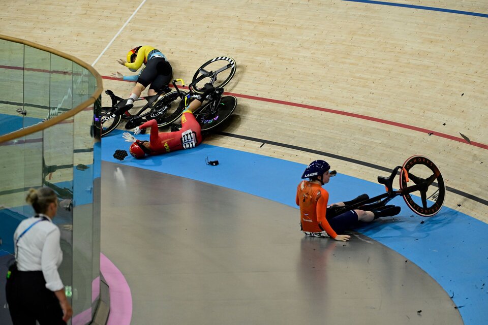 Las ciclistas cayeron tras el impacto y terminaron en el piso de madera (Fuente: AFP)