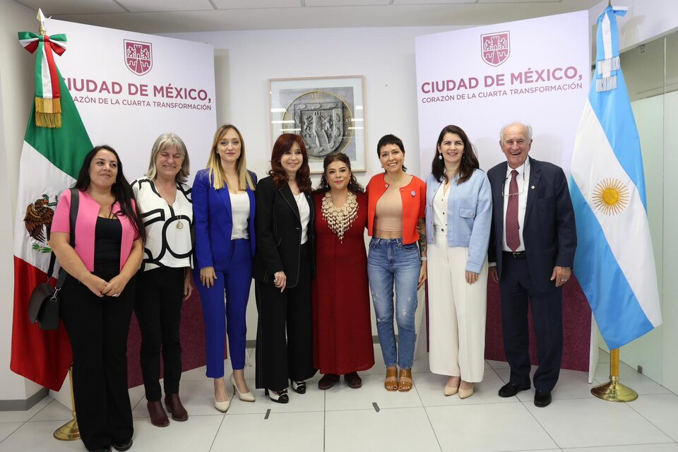 Cristina Kirchner y la comitiva que la acompañó junto a la mexicana Clara Brugada. 