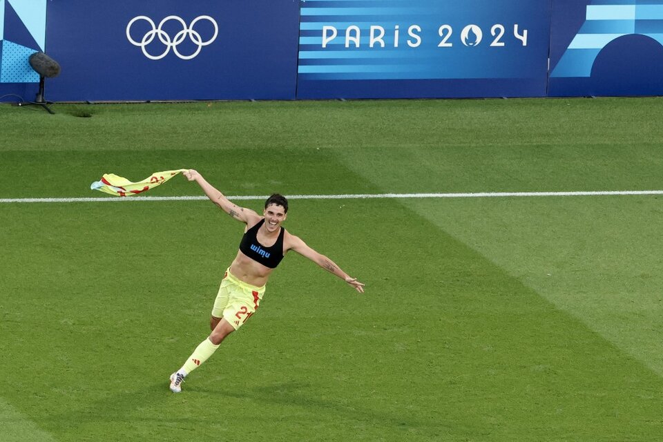 El delantero español #21 Sergio Camello celebra su victoria al final de la final por la medalla de oro masculina (Fuente: AFP)