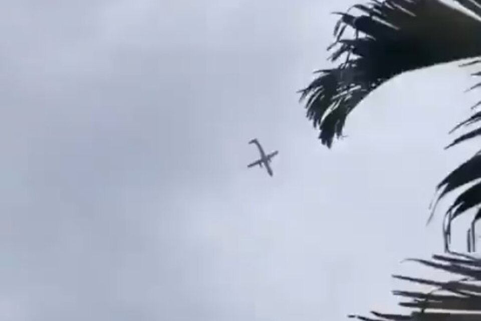 Medios locales describieron a la aeronave como un avión bimotor que había salido de Cascavel, en Paraná, con destino a Guarulhos, en el Gran Sao Paulo (Fuente: Captura de vídeo )