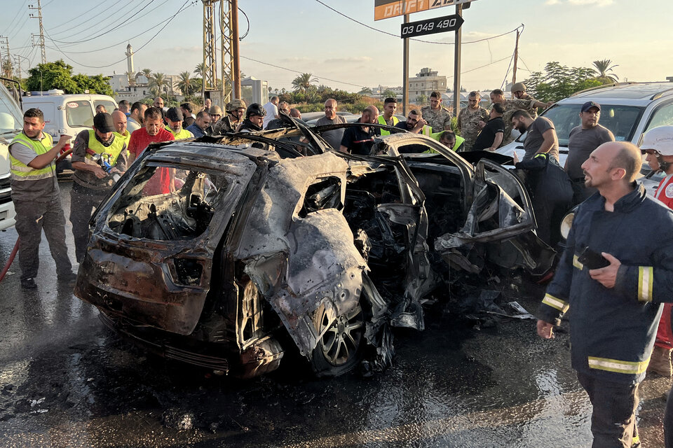 Elautode al Jajj quedódestruido por el impacto de un proyectil en Sidon. (Fuente: AFP)