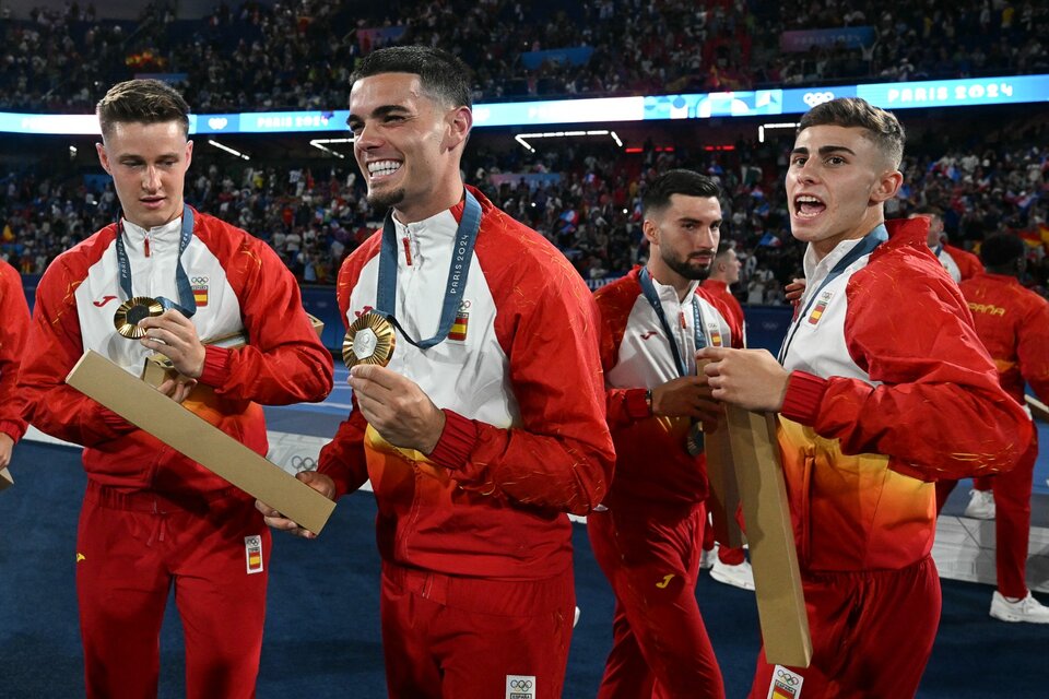 Los futbolistas españoles muestran sus medallas doradas. (Fuente: AFP)