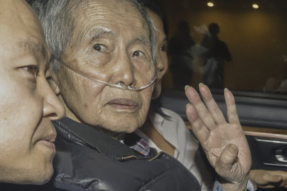 Alberto Fujimori entre sus hijos Kenji y Keiko tras ser excarcelado en 2023 (Fuente: AFP)