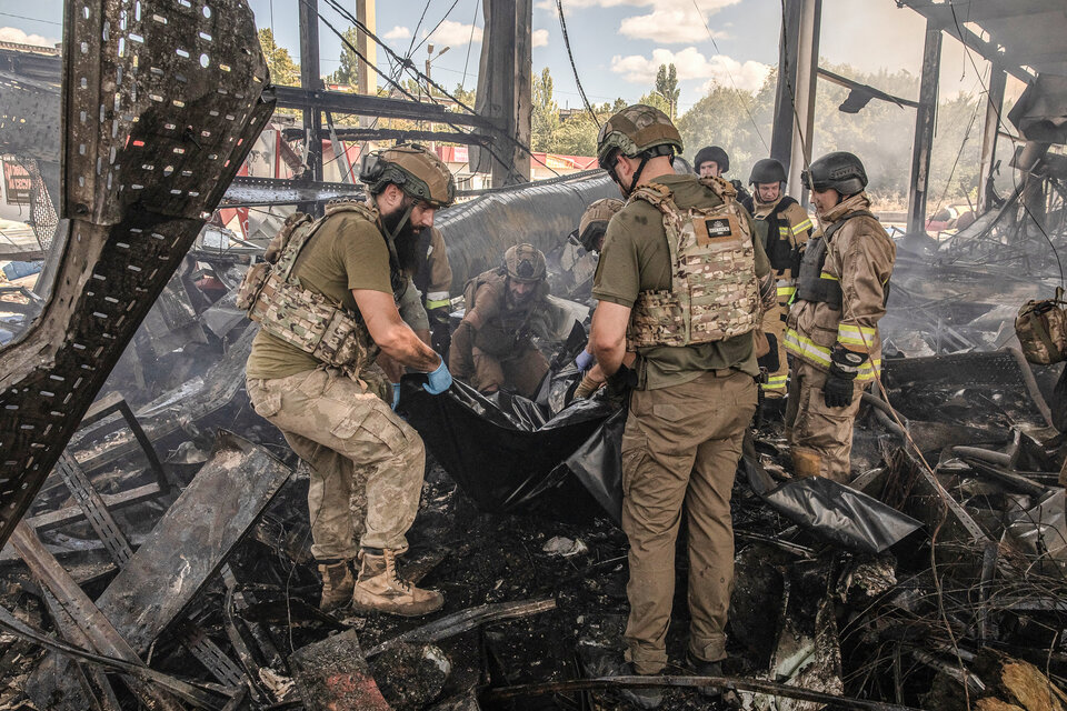 Remueven un cadáver delsupermercado bombardeado. (Fuente: AFP)