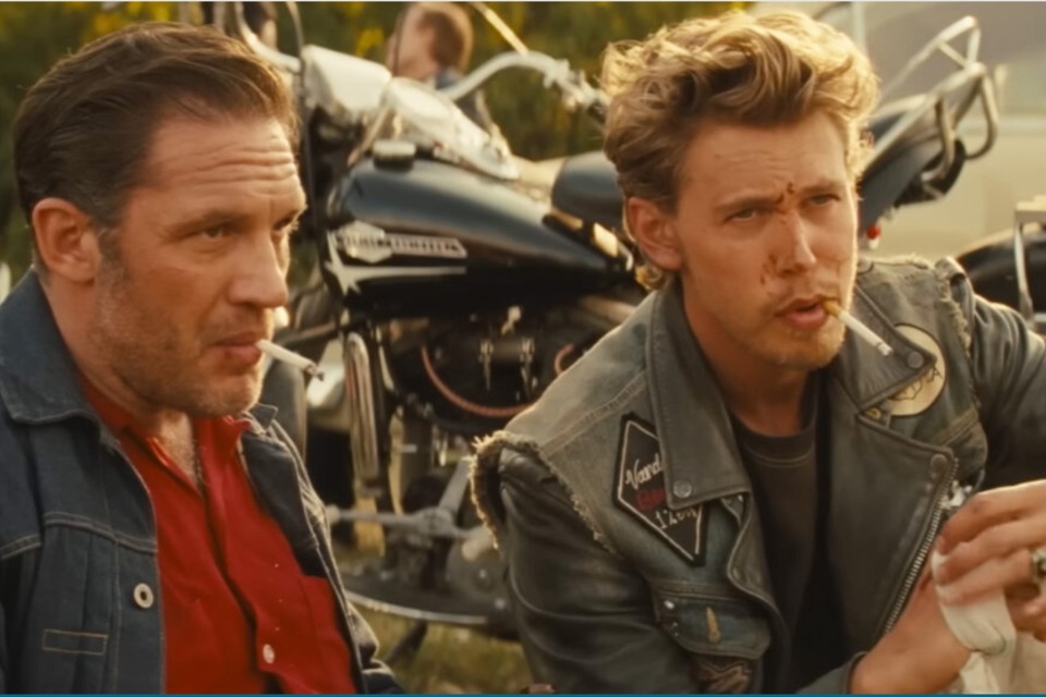 Tom Hardy como Johnny y Austin Butler como Benny
en "El club de los vándalos"