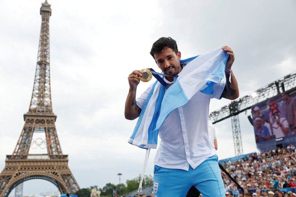 José "Maligno" Torres (BMX Freestyle) luce su medalla de oro en París 2024. (Fuente: NA)