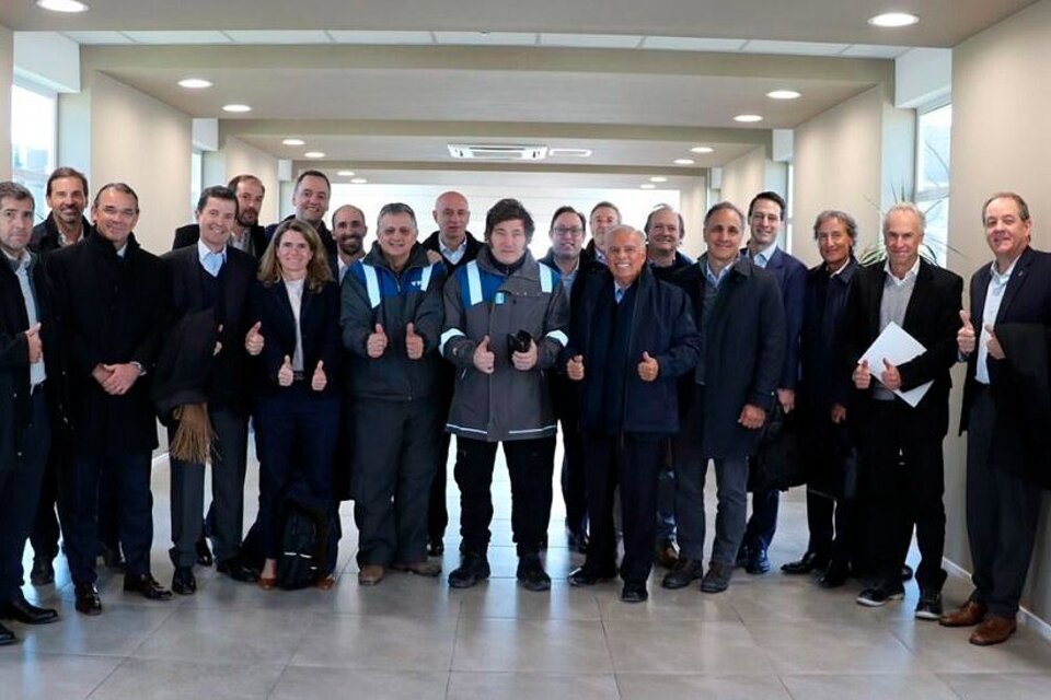 El Presidente en Vaca Muerta, junto a los popes del sector. Dedos arriba (Fuente: NA)